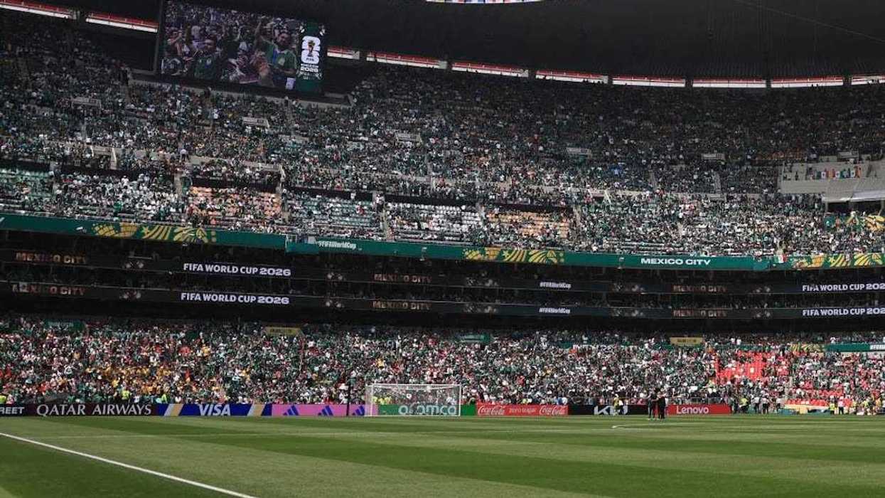 Jugadores de la Selección Mexicana festejan el primer gol ante Sudáfrica en el inicio del Mundial 2026 en el Estadio Ciudad de México.