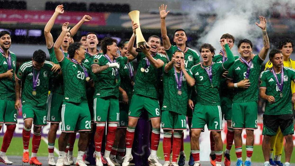 Jugadores de México Sub-20 levantan el trofeo del Premundial Concacaf 2026 en el Estadio Banorte tras vencer 2-0 a Estados Unidos