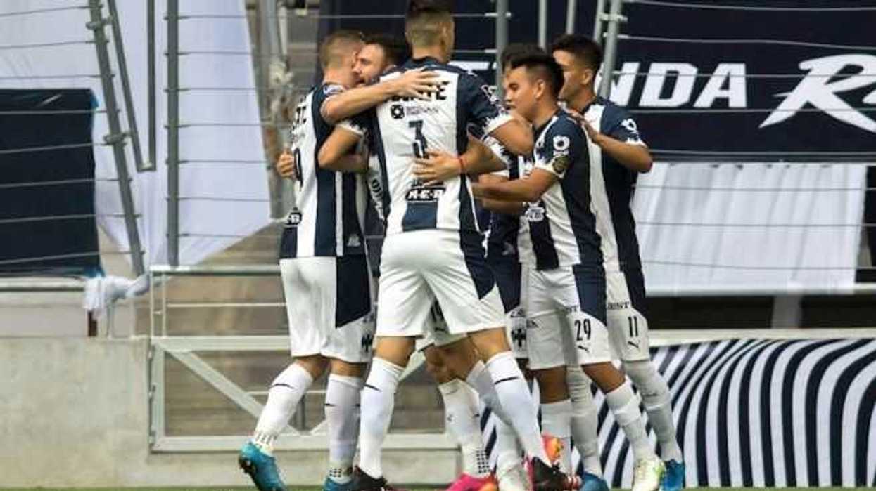 jugadores-de-rayados-celebrando-anotacion-en-juego-de-la-concacaf