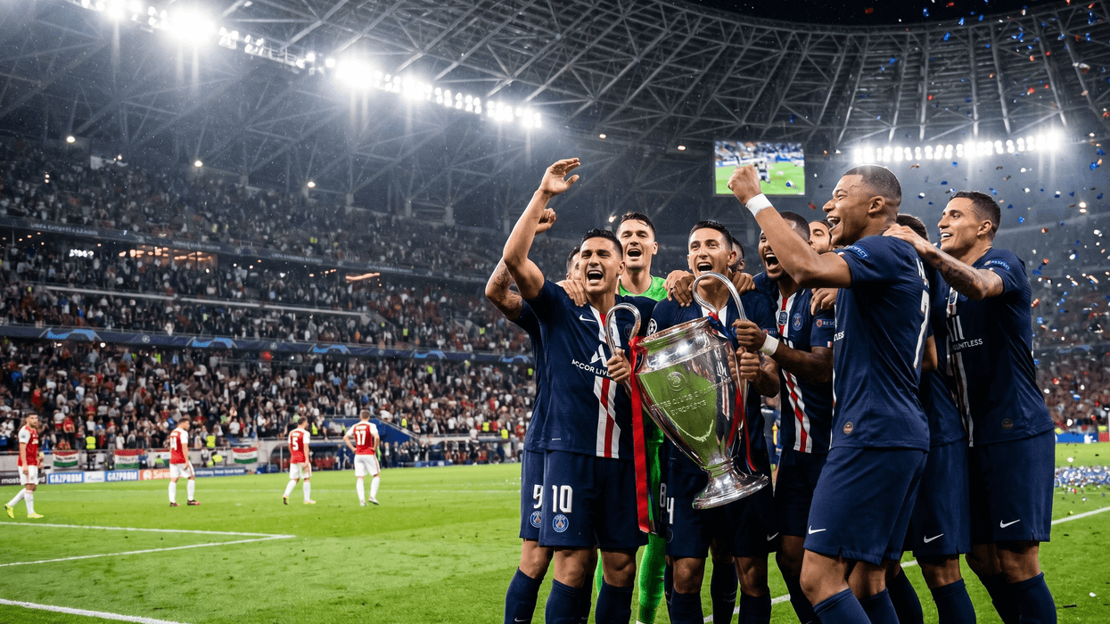 Jugadores del Paris Saint-Germain levantan el trofeo de la Champions League sobre el césped del Puskás Arena de Budapest.
