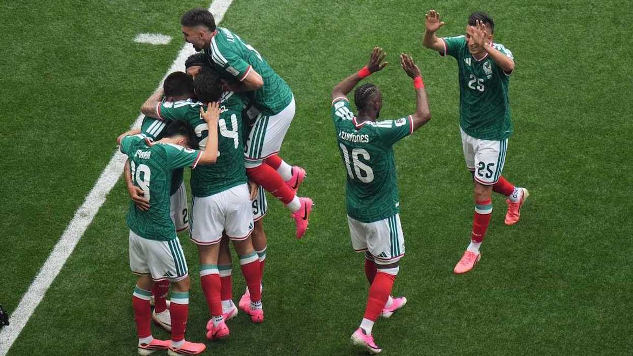 Julián Quiñones celebra su gol con la Selección Mexicana en el partido inaugural del Mundial 2026 en el Estadio Ciudad de México.