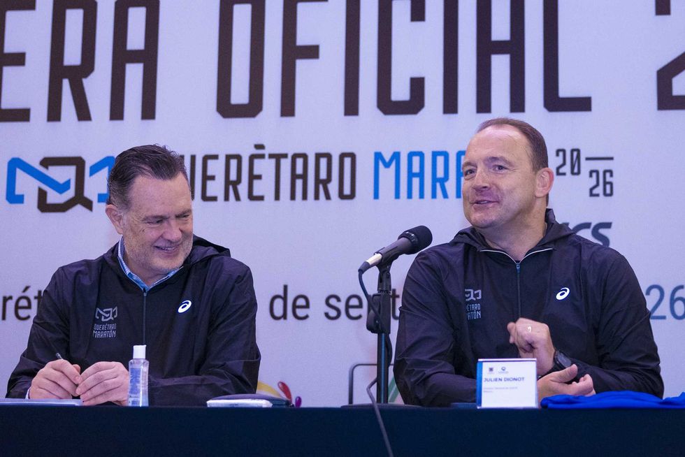 Julien Dionot, director nacional de ASICS M\u00e9xico, habla en la presentaci\u00f3n de la playera del Quer\u00e9taro Marat\u00f3n 2026.