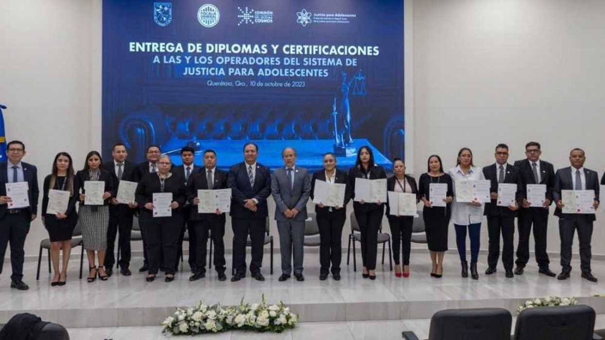 Justicia para Adolescentes: Entrega de diplomas y certificaciones a operadores de Cosmos.