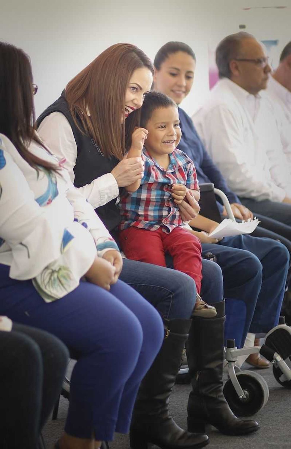 karina castro presidenta del dif estatal entrega transporte especializado 2