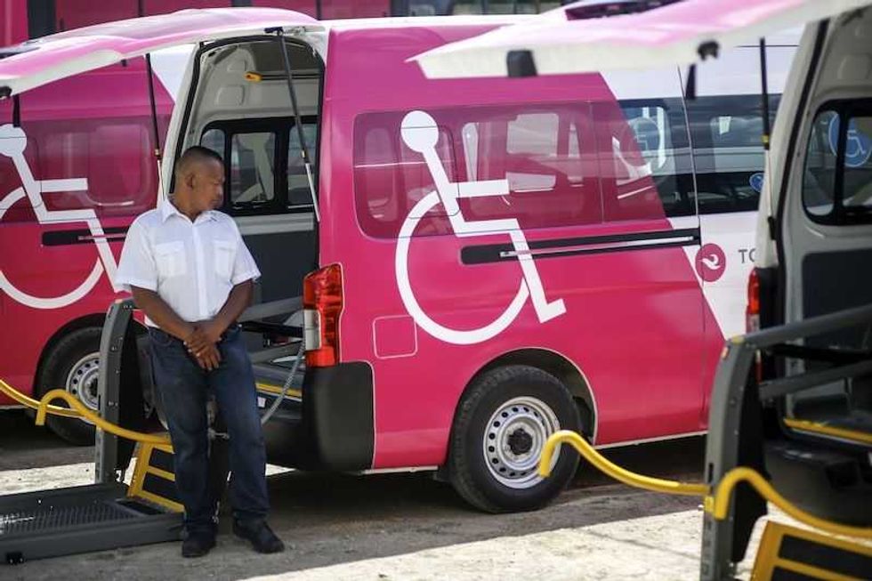 karina castro presidenta del dif estatal entrega transporte especializado