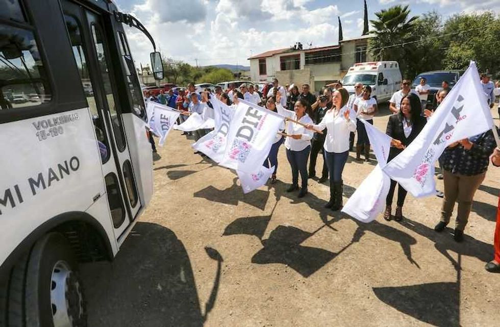 karina castro presidenta del dif estatal entrega transporte especializado8