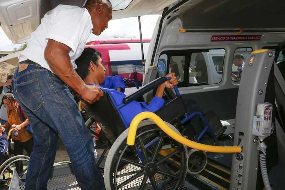 karina castro presidenta del dif estatal entrega transporte especializado9