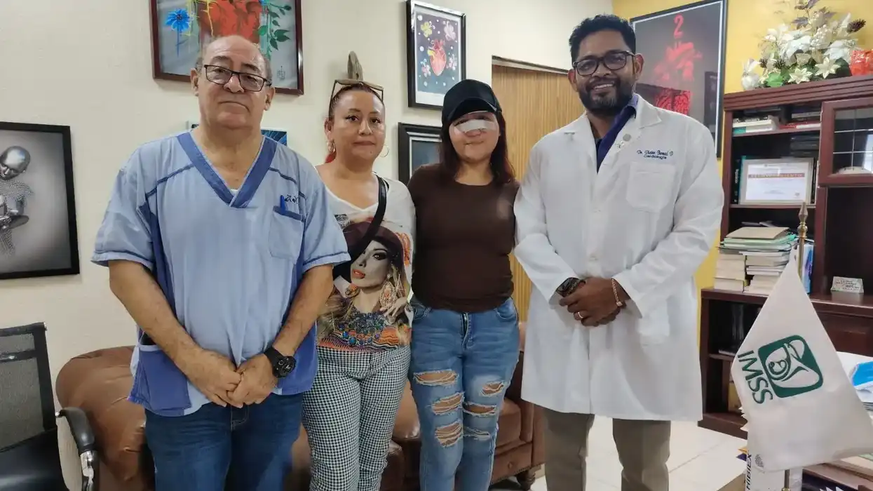 Katia posa junto a su madre y personal médico del Hospital de Especialidades No. 14 del IMSS después de su reconstrucción facial.