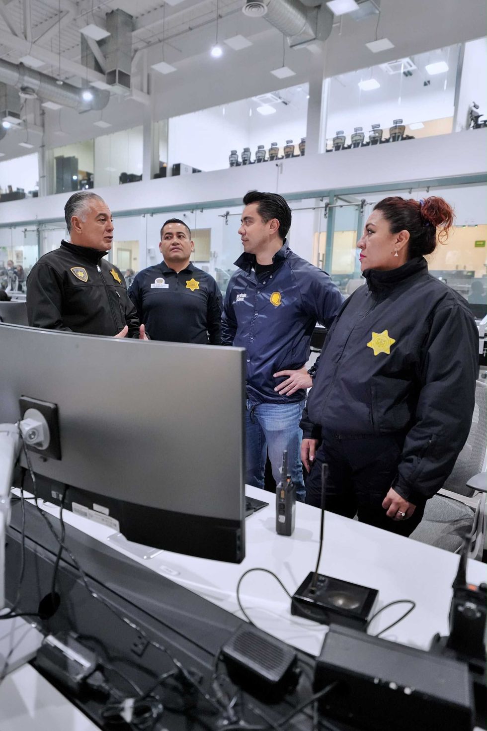 l secretario de Seguridad P\u00fablica Municipal conversa con el presidente municipal en el CAE 911 de Quer\u00e9taro.