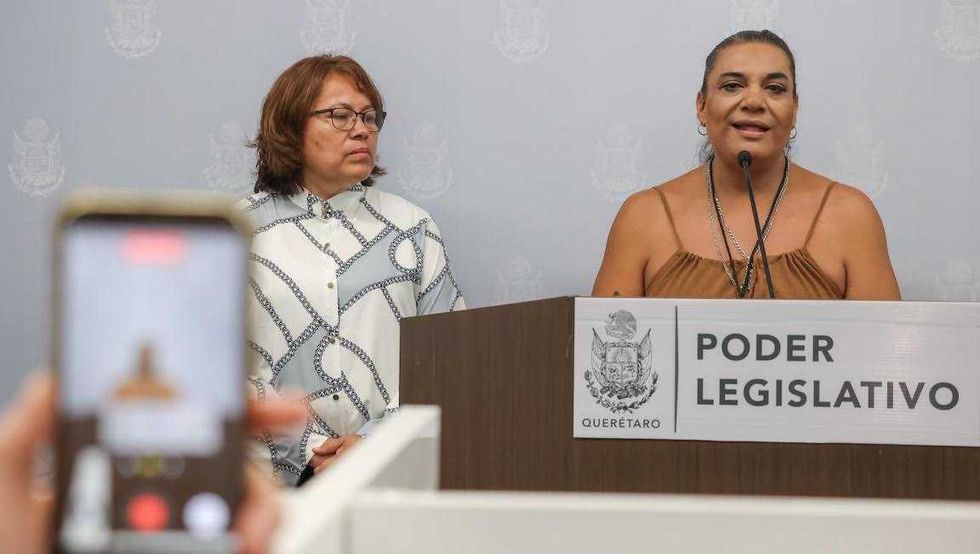 La activista Mar\u00eda Jos\u00e9 y la diputada Rosalba V\u00e1zquez Mungu\u00eda durante una rueda de prensa sobre amenazas a colectivos LGBT+ en Quer\u00e9taro.