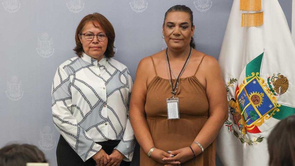 La activista Mar\u00eda Jos\u00e9 y la diputada Rosalba V\u00e1zquez Mungu\u00eda durante una rueda de prensa sobre amenazas a colectivos LGBT+ en Quer\u00e9taro.