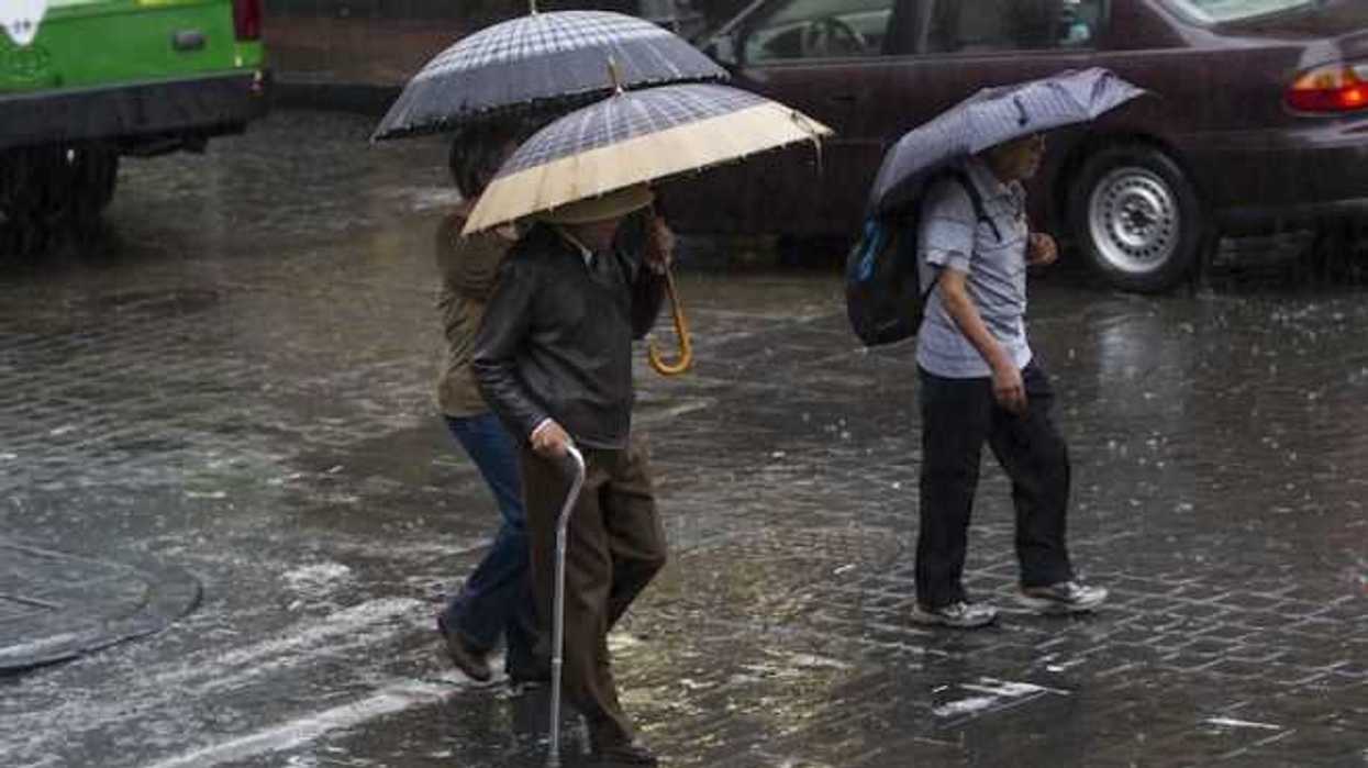La asociación de 2 sistemas con huracán Sandra generarán lluvias en gran parte del país. FOTO/NOTIMEX
