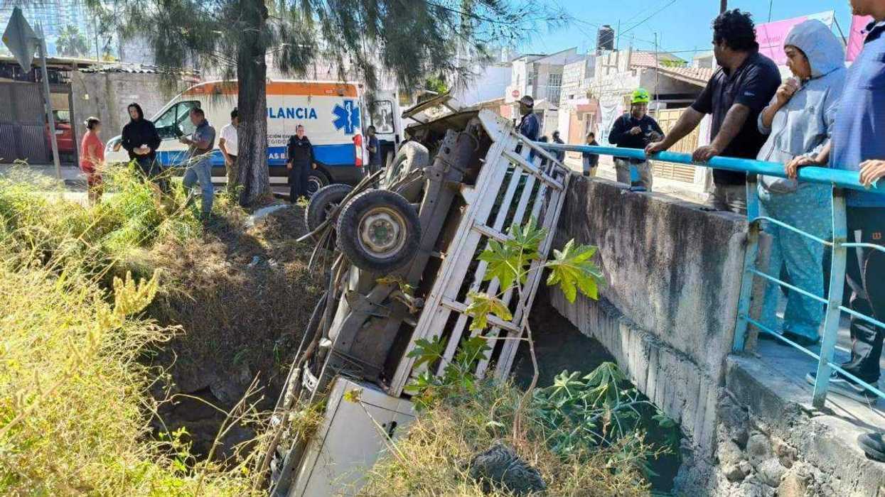 La camioneta quedó con la parte frontal dentro del canal de aguas pluviales en colonia Los Olvera.