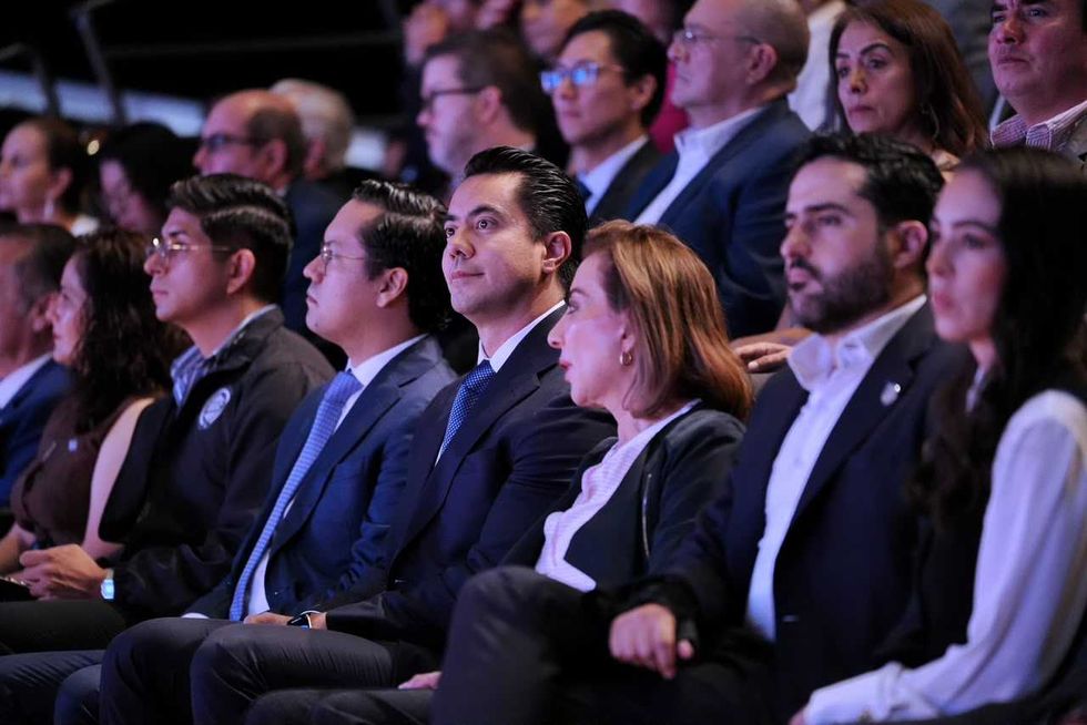 La consejera presidenta del IEEQ, Grisel Mu\u00f1iz Rodr\u00edguez, habla desde el podio frente al pres\u00eddium del informe anual 2025