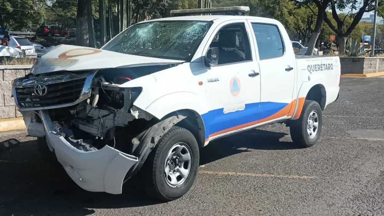 La Coordinación de Protección Civil del Municipio de Querétaro, dio a conocer el accidente que sufrieron tres elementos de esta corporación.