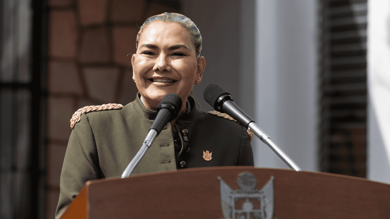 La coordinadora general de la USEBEQ, Irene Quintanar Mejía, habla desde un podio durante el anuncio del cierre del caso de fraude en créditos a docentes en Querétaro.