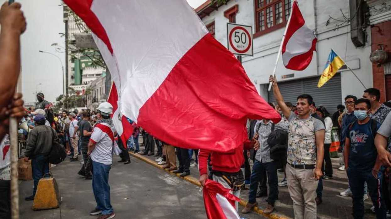 La decisión adoptada por el presidente de Perú, Pedro Castillo, de cerrar el Parlamento y convocar un “Gobierno nacional de emergencia” recuerda inevitablemente lo ocurrido el 5 de abril de 1992. EFE/Aldair Mejía.