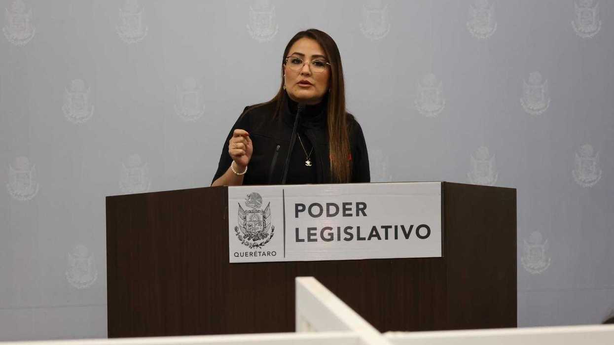 La diputada Claudia Díaz Gayou muestra el documento de su iniciativa contra el despojo inmobiliario ante el Congreso de Querétaro.