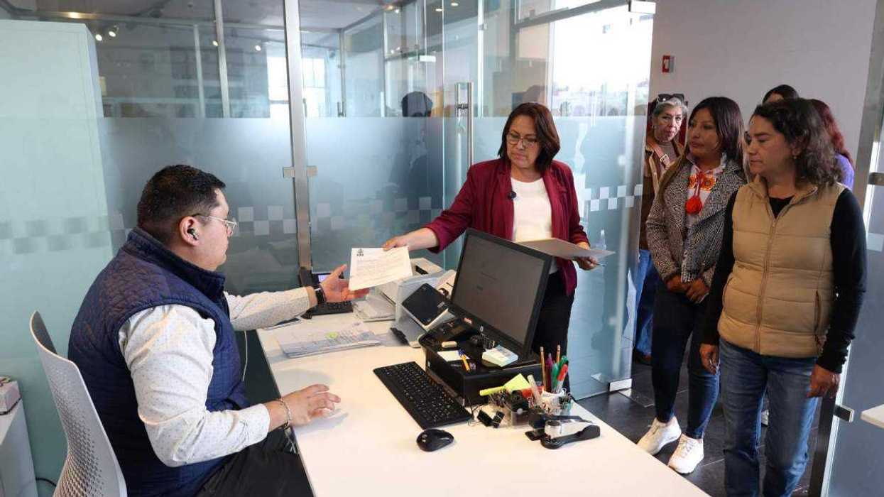 La diputada Rosalba Vázquez Munguía, acompañada de legisladoras de Morena, ingresó la solicitud en Oficialía de Partes del Congreso estatal.