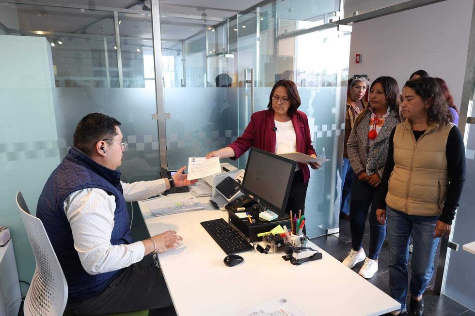 La diputada Rosalba Vázquez Munguía, acompañada de legisladoras de Morena, ingresó la solicitud en Oficialía de Partes del Congreso estatal.