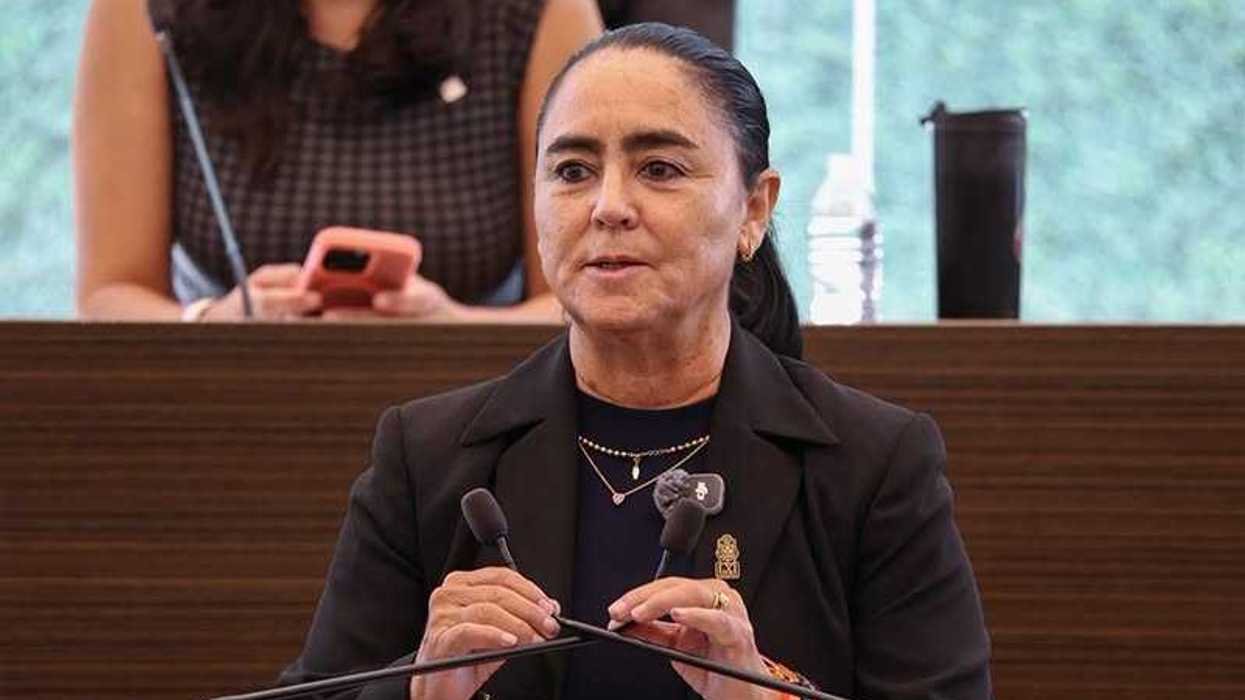 La diputada Tere Calzada Rovirosa habla desde la tribuna del Congreso de Querétaro durante la votación de la reforma de identidad de género.