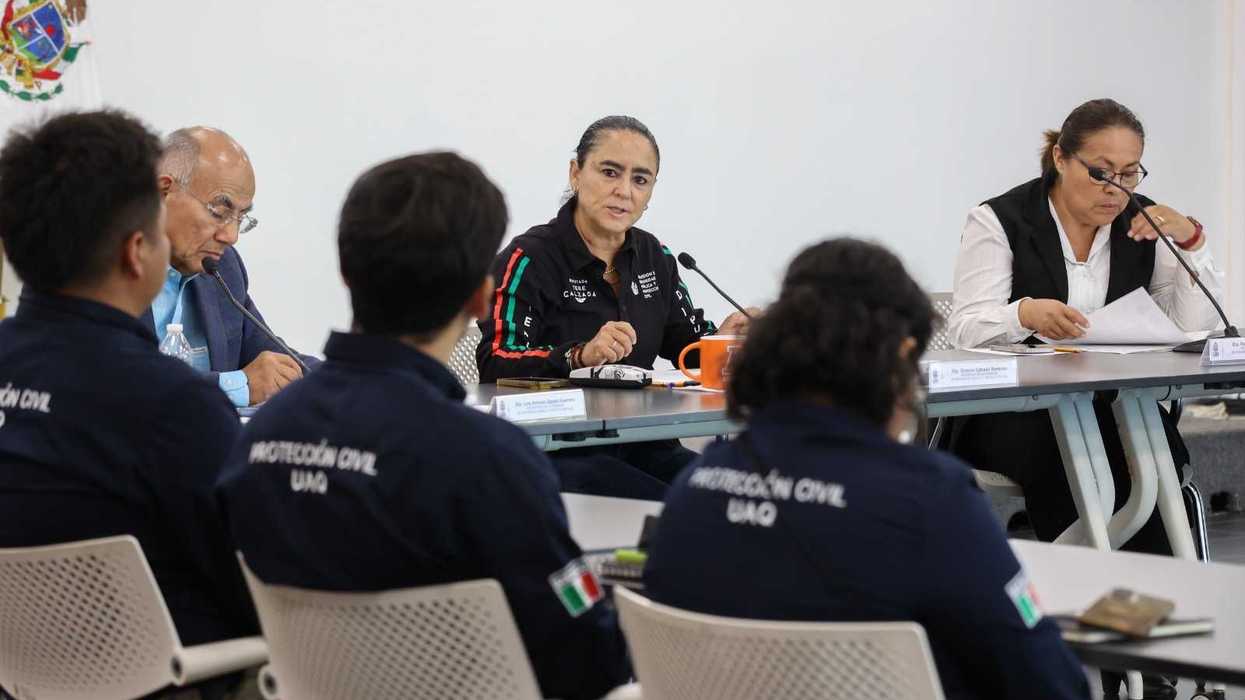 La diputada Teresita Calzada Rovirosa preside la sesión de la Comisión de Seguridad Pública y Protección Civil de la LXI Legislatura de Querétaro en la que se avaló crear la Medalla al Mérito en Protección Civil.