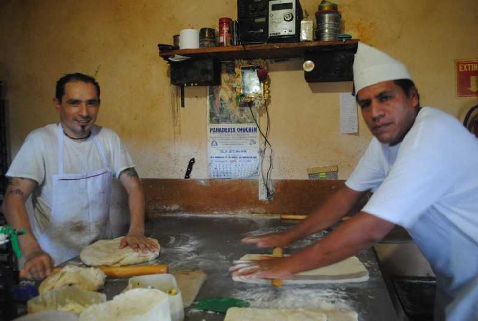 La elaboración de Pan de muerto, una tradición cultural en San Juan del Río.