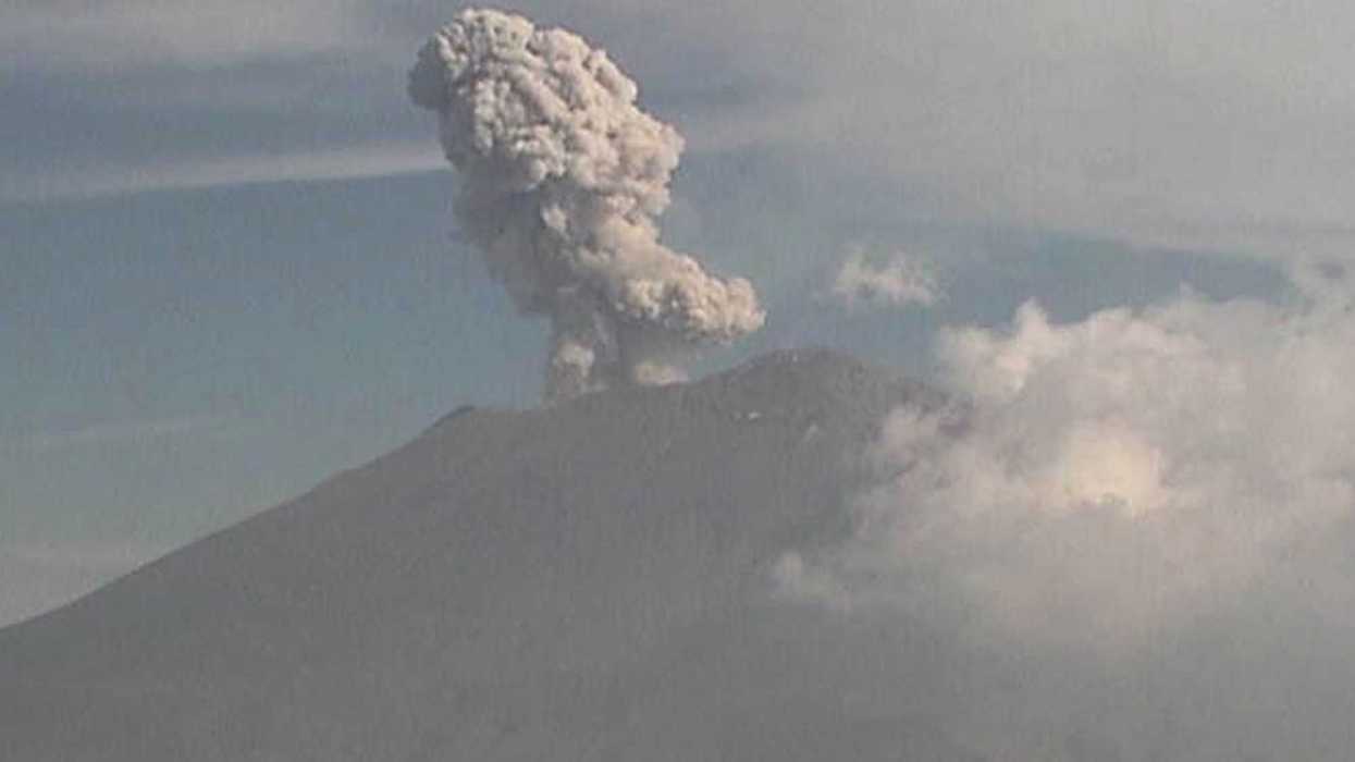 La exhalación más importante fue a las 02:59 horas, que registró un componente explosivo y estuvo acompañada por la emisión de fragmentos incandescentes en el interior del cráter y sobre la ladera noreste. NOTIMEX