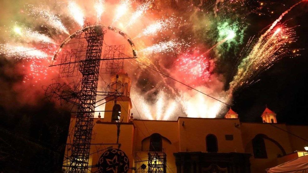 La figura del castillo pirot\u00e9cnico cerr\u00f3 la noche festiva por el 495 Aniversario de la fundaci\u00f3n de San Juan del R\u00edo.