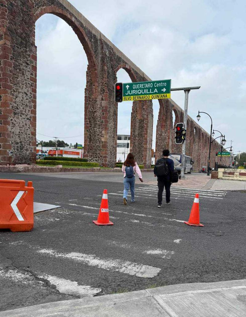 La intersección registra el paso de 800 peatones por hora, justificando las medidas de seguridad vial implementadas por el Municipio de Querétaro.