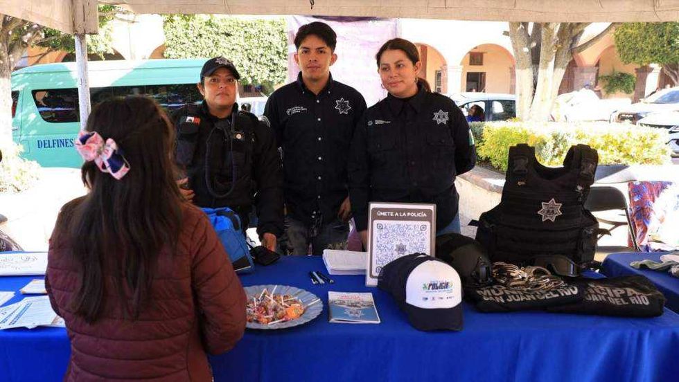 La Mega Jornada de Atención Móvil para la Mujer se realizó en el Jardín de la Familia del Centro Histórico de San Juan del Río con participación de dependencias estatales y municipales.
