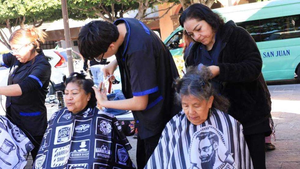 La Mega Jornada de Atención Móvil para la Mujer se realizó en el Jardín de la Familia del Centro Histórico de San Juan del Río con participación de dependencias estatales y municipales.