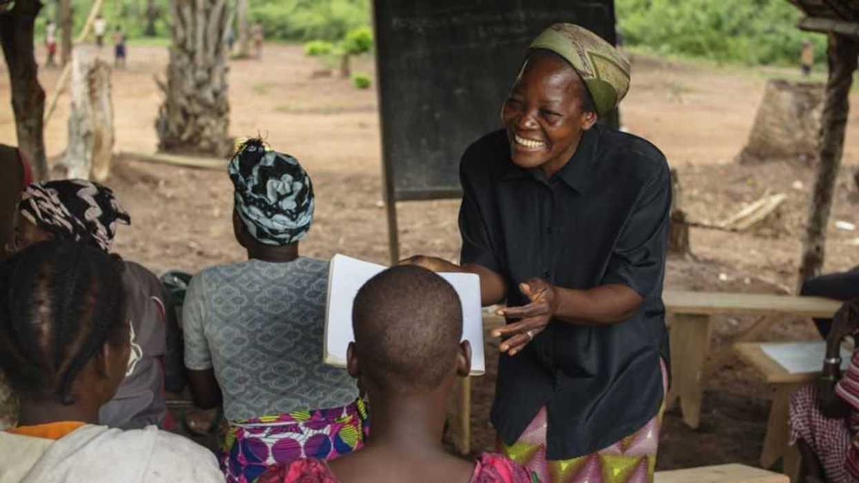 La monja católica de la República Democrática del Congo Angélique Namaika, laureada por el ACNUR en su sencillo salón de clases en donde anima y ayuda a víctimas del ejército de Joseph Kony a recomponer sus vidas y superar los traumas causados por violencia sexual , mutilación, trabajo forzoso del que son sujeto durante su cautiverio. NOTIMEX