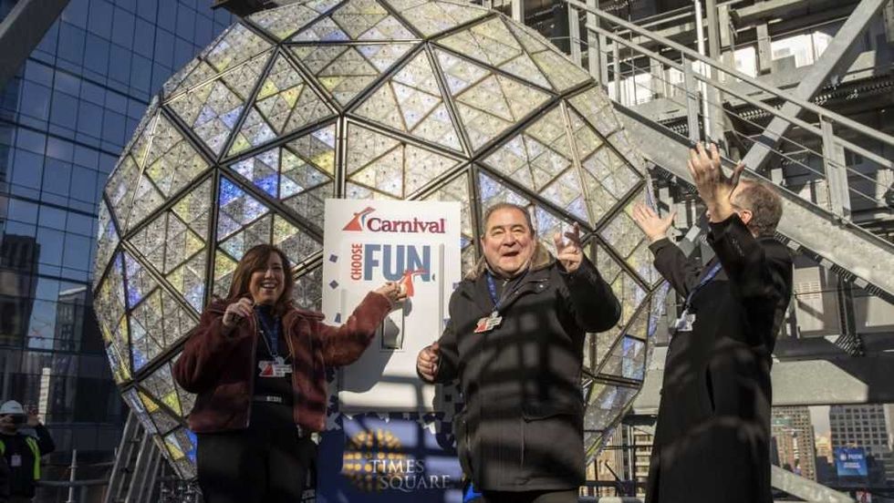 La Nochevieja en Times Square vuelve a la normalidad tras 2 años de covid-19. EFE/EPA/SARAH YENESEL.