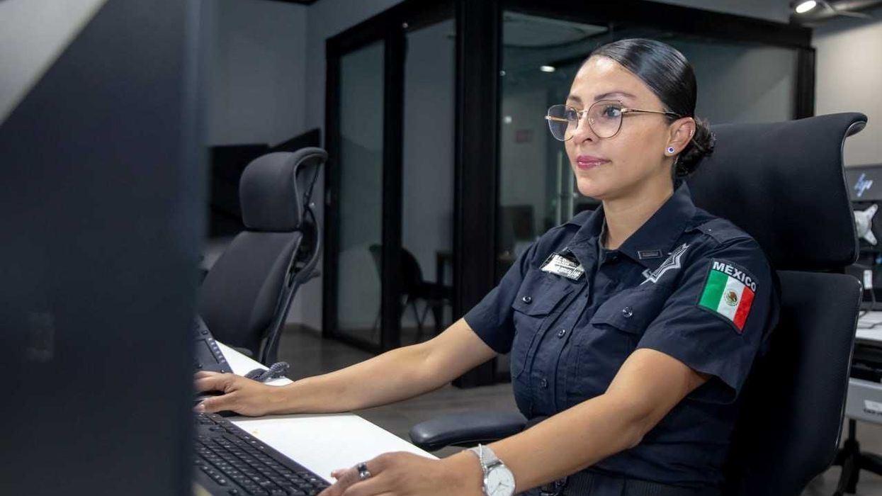 La Policía Cibernética recomienda no compartir datos personales ni ubicaciones de menores en redes sociales.