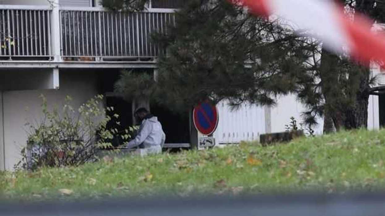 La policía francesa trabaja en el lugar de un incendio en un edificio de apartamentos en Vaulx-en-Velin, en las afueras de Lyon, el pasado 16 de diciembre. EFE/EPA/GILLES REBOISSON.
