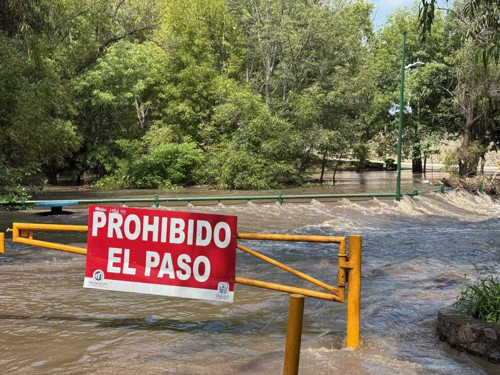 La presa San Ildefonso realiza desfogue natural debido a las precipitaciones en la cuenca alta, situación que podría elevar considerablemente el caudal del río San Juan.