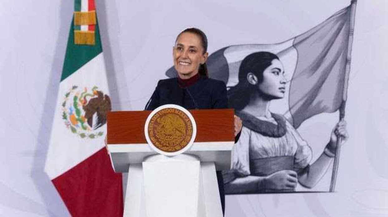 La presidenta Claudia Sheinbaum habla desde el podio presidencial durante la conferencia matutina del 14 de agosto de 2026.