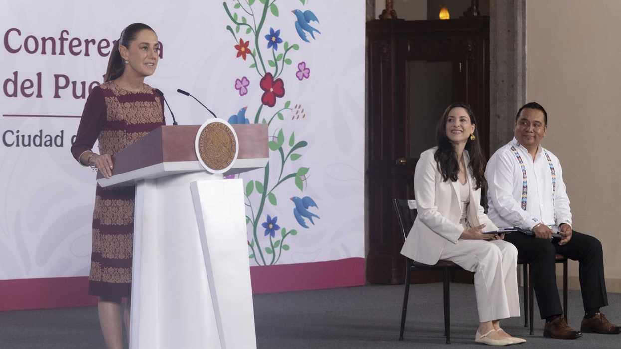La presidenta Claudia Sheinbaum habla durante su conferencia matutina en Palacio Nacional, donde reiteró su llamado a la no discriminación previo a la Marcha del Orgullo LGBT+ en la Ciudad de México.