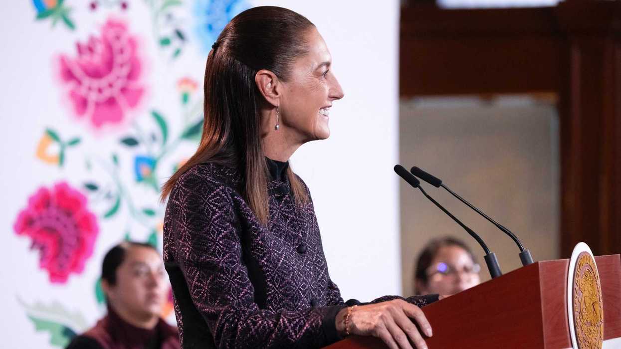 La presidenta Claudia Sheinbaum habla en un podio durante su cuestionamiento a la academia policial en Querétaro
