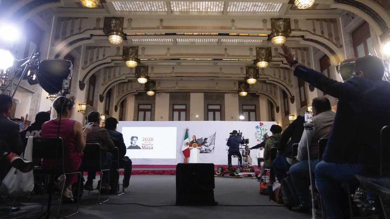 La presidenta Claudia Sheinbaum habla sobre el caso de los funcionarios de Sinaloa durante su conferencia en Palacio Nacional.