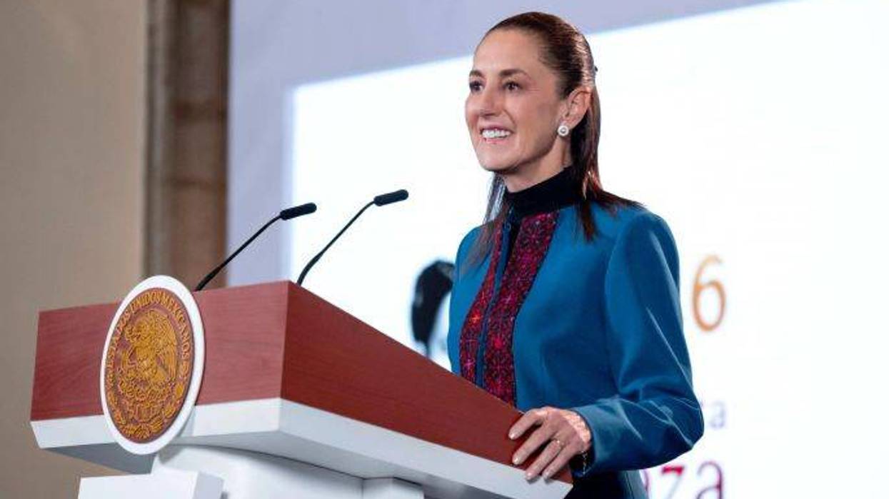 La presidenta Claudia Sheinbaum, junto a cuatro hombres, frente a una pantalla con el proyecto de acueductos para la Zona Metropolitana de Guadalajara