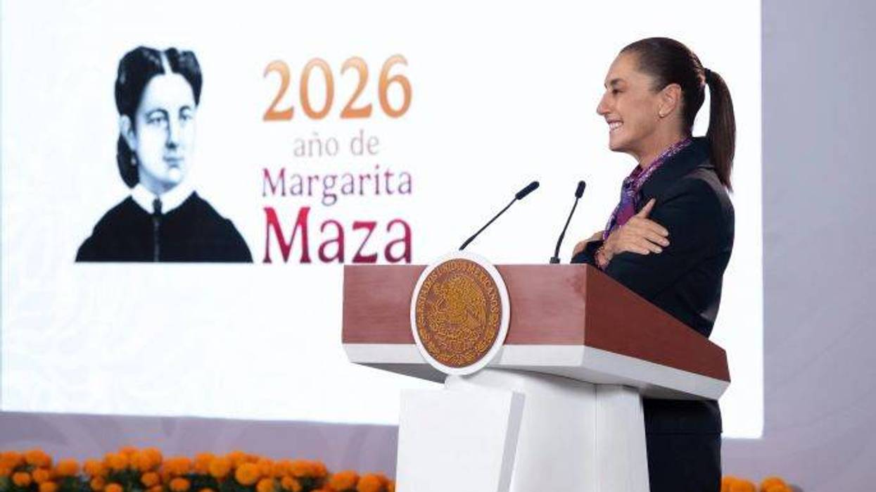La Presidenta Claudia Sheinbaum Pardo habla en un podio con el escudo nacional durante la conferencia matutina en la que se anunció la distribución de equipos médicos del IMSS.