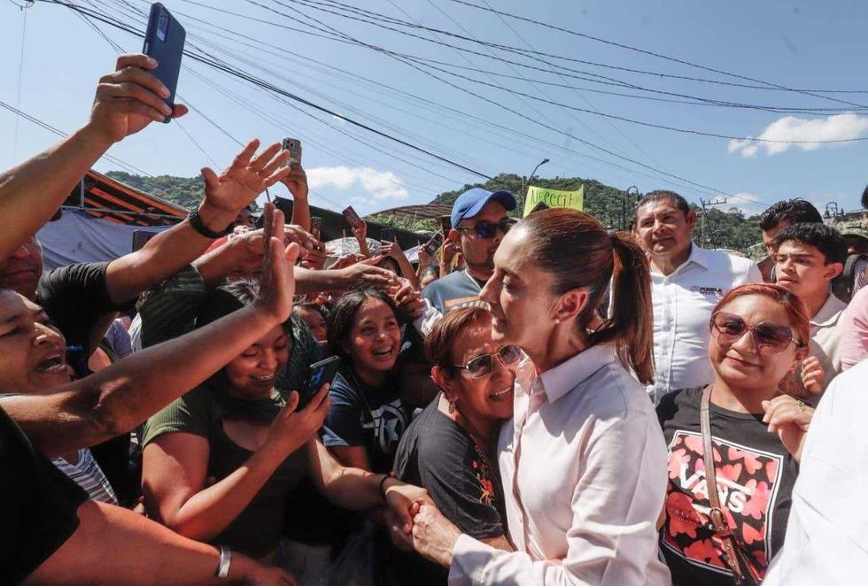 La presidenta Claudia Sheinbaum Pardo recorrió zonas afectadas por lluvias en Huauchinango, Puebla, donde anunció la entrega de apoyos a damnificados.
