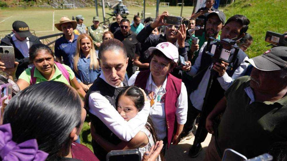 La presidenta Claudia Sheinbaum visitó Pinal de Amoles para coordinar acciones de apoyo a familias afectadas.