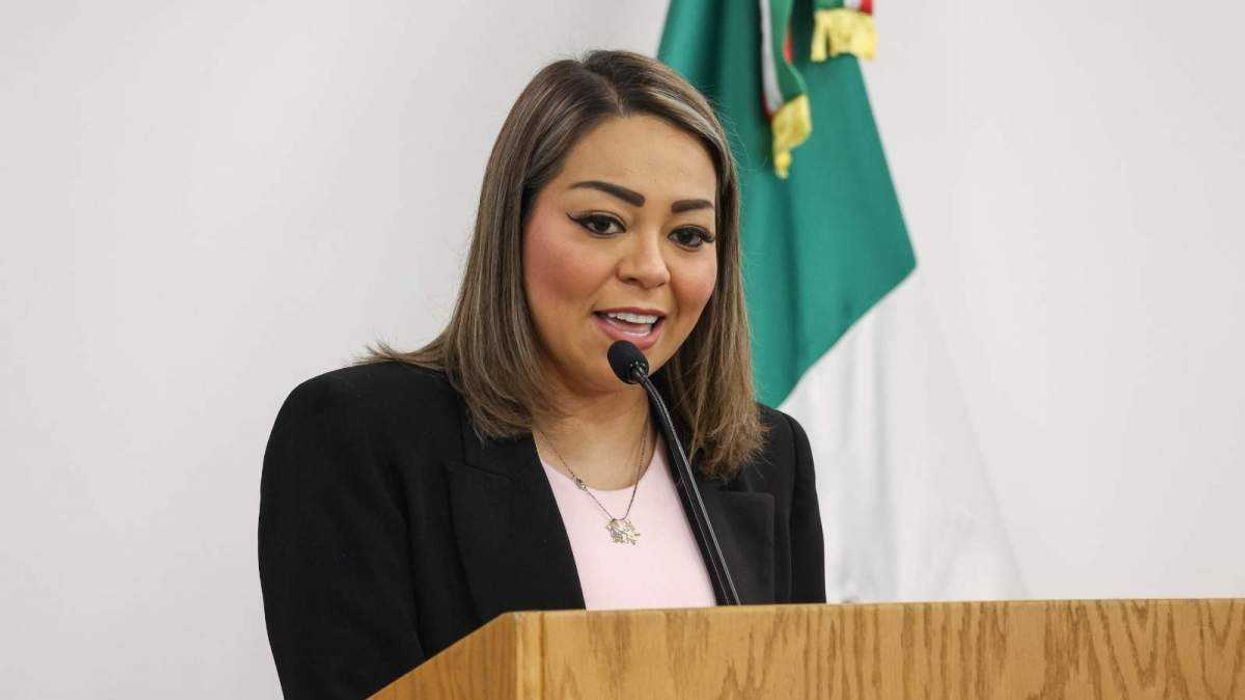 La presidenta de la Mesa Directiva, Gina Guzmán Álvarez, y Gerardo Pérez Alvarado, presidente de FECAAQ, firman convenio de colaboración. Participaron representantes de los 17 colegios y asociaciones de abogados de Querétaro.
