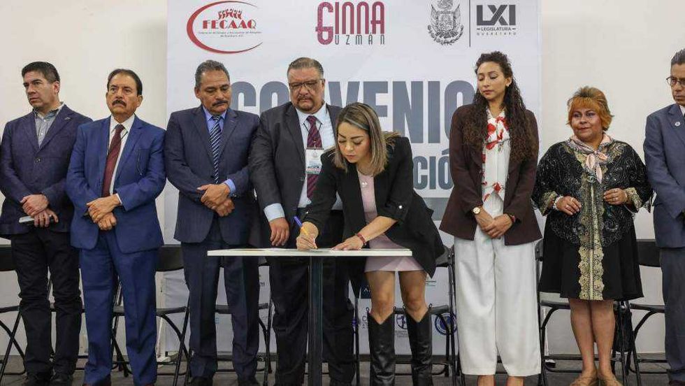 La presidenta de la Mesa Directiva, Gina Guzmán Álvarez, y Gerardo Pérez Alvarado, presidente de FECAAQ, firman convenio de colaboración. Participaron representantes de los 17 colegios y asociaciones de abogados de Querétaro.