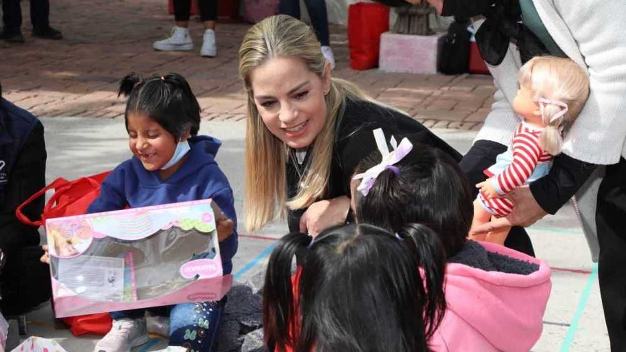La presidenta del Patronato DIF, Car Herrera de Kuri, participó en la entrega a niñas y niños de diversas casas hogar.