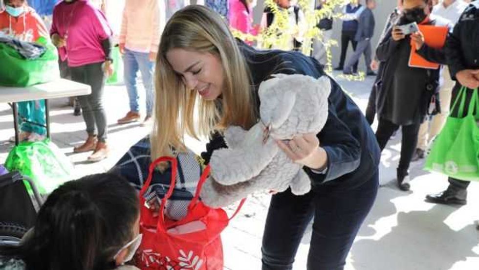 La presidenta del Patronato DIF, Car Herrera de Kuri, participó en la entrega a niñas y niños de diversas casas hogar.