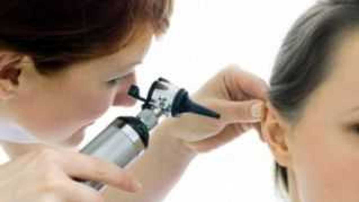 La principal causa de otitis media aguda, dijo, son las enfermedades de vías respiratorias, debido a que las de origen bacterial se trasladan al oído.